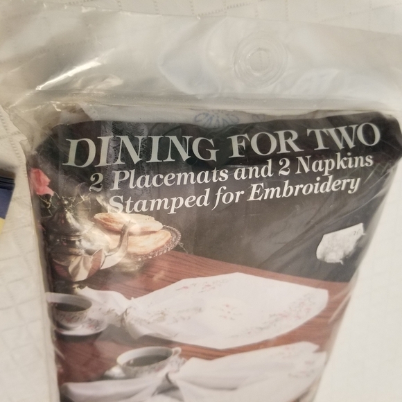 New Tobin Embroidered 2 Placemats & 2 Napkins Kit Queen Anne's Lace No Iron - Picture 2 of 5